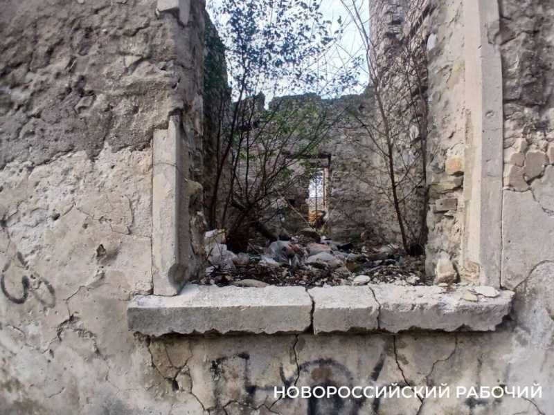 Что осталось от бывшей &laquo;губернской жемчужины&raquo;. Руины дачи Щенсновича в Новороссийске сдают в аренду за 1 рубль