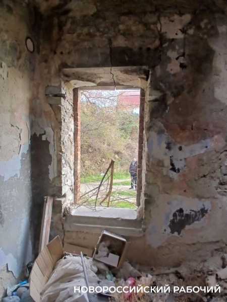 Что осталось от бывшей &laquo;губернской жемчужины&raquo;. Руины дачи Щенсновича в Новороссийске сдают в аренду за 1 рубль