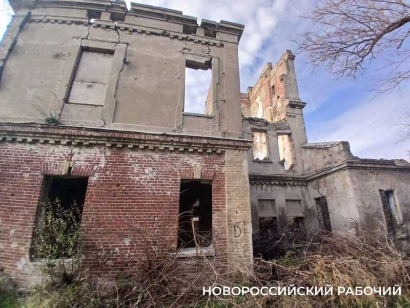 Что осталось от бывшей &laquo;губернской жемчужины&raquo;. Руины дачи Щенсновича в Новороссийске сдают в аренду за 1 рубль