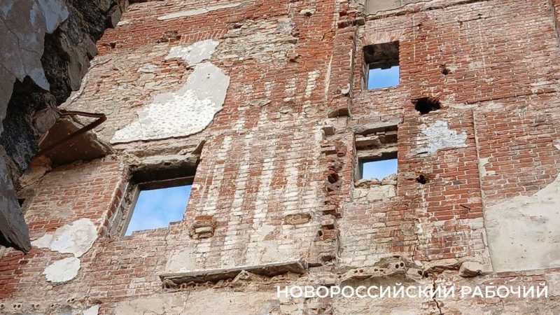 Что осталось от бывшей &laquo;губернской жемчужины&raquo;. Руины дачи Щенсновича в Новороссийске сдают в аренду за 1 рубль