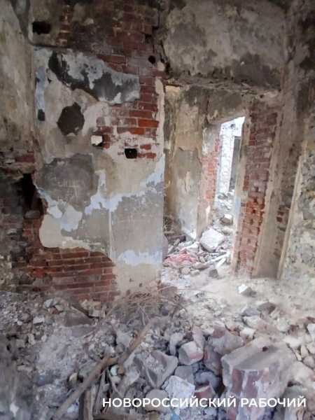 Что осталось от бывшей &laquo;губернской жемчужины&raquo;. Руины дачи Щенсновича в Новороссийске сдают в аренду за 1 рубль