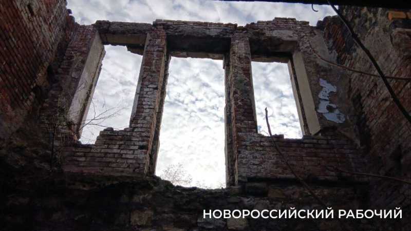 Что осталось от бывшей &laquo;губернской жемчужины&raquo;. Руины дачи Щенсновича в Новороссийске сдают в аренду за 1 рубль