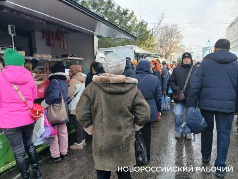 Дед Мороз, Снегурочка, очереди за сыром &ndash; в центре Новороссийска прошла предновогодняя ярмарка