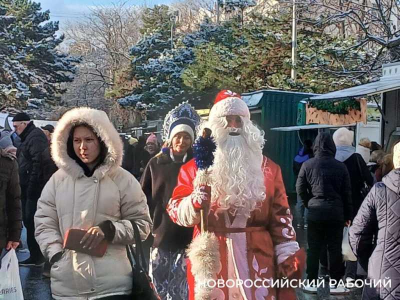 Дед Мороз, Снегурочка, очереди за сыром &ndash; в центре Новороссийска прошла предновогодняя ярмарка