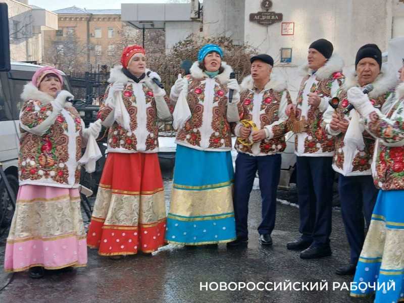 Дед Мороз, Снегурочка, очереди за сыром &ndash; в центре Новороссийска прошла предновогодняя ярмарка