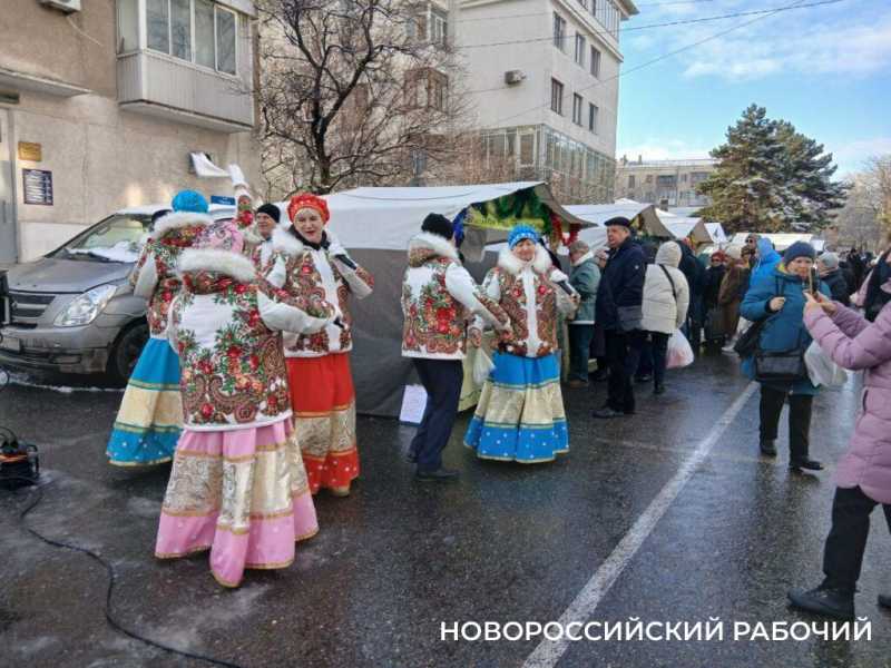 Дед Мороз, Снегурочка, очереди за сыром &ndash; в центре Новороссийска прошла предновогодняя ярмарка