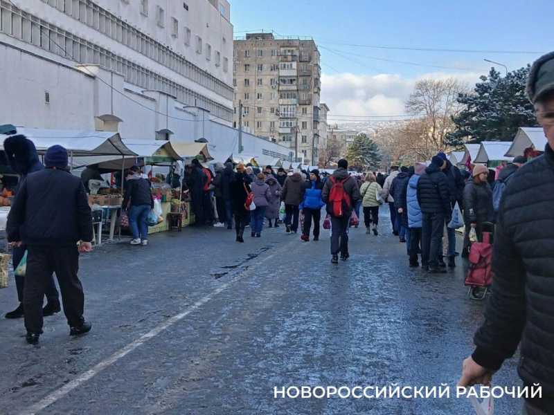 Дед Мороз, Снегурочка, очереди за сыром &ndash; в центре Новороссийска прошла предновогодняя ярмарка