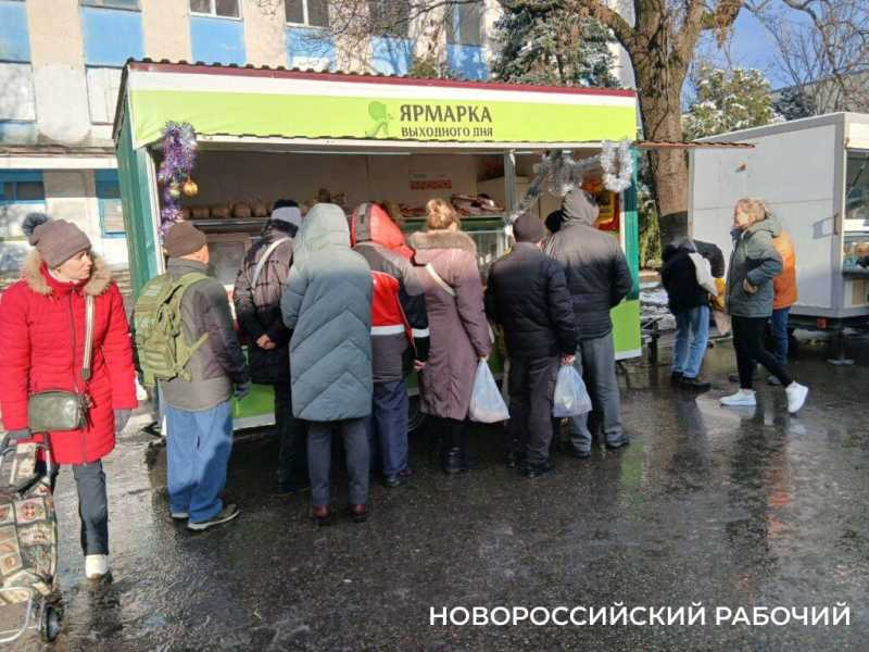 Дед Мороз, Снегурочка, очереди за сыром &ndash; в центре Новороссийска прошла предновогодняя ярмарка