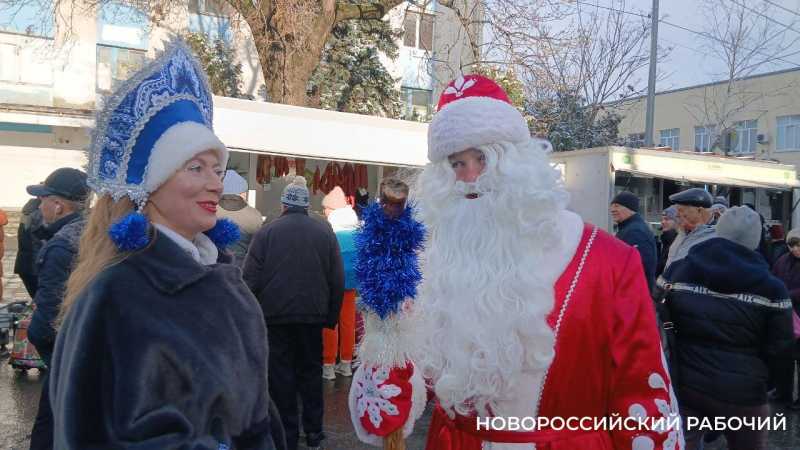 Дед Мороз, Снегурочка, очереди за сыром &ndash; в центре Новороссийска прошла предновогодняя ярмарка