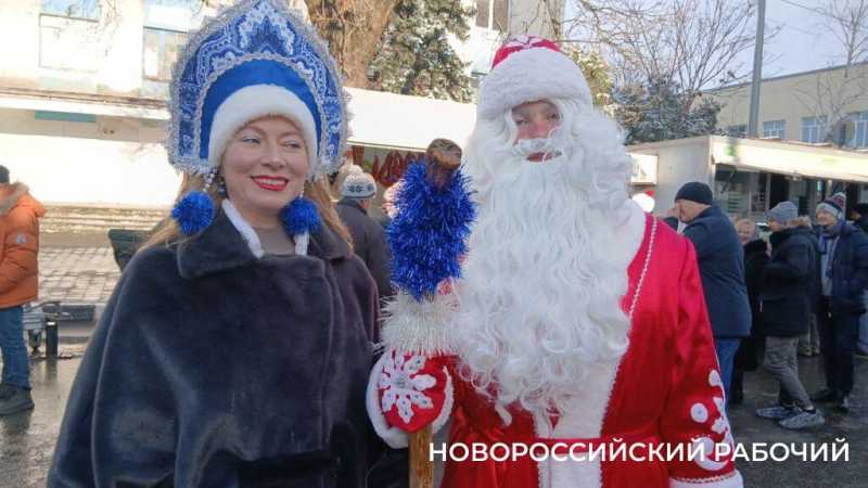 Дед Мороз, Снегурочка, очереди за сыром &ndash; в центре Новороссийска прошла предновогодняя ярмарка
