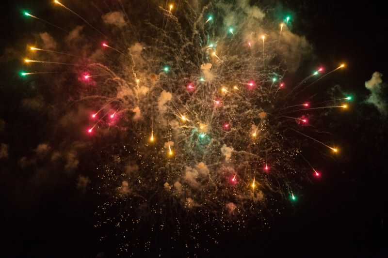 До Нового года остался 21 день! Где можно запускать фейерверки и чем их заменить