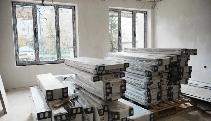 Глава города-героя Новороссийска проверил, как продвигается капитальный ремонт Молодежного центра