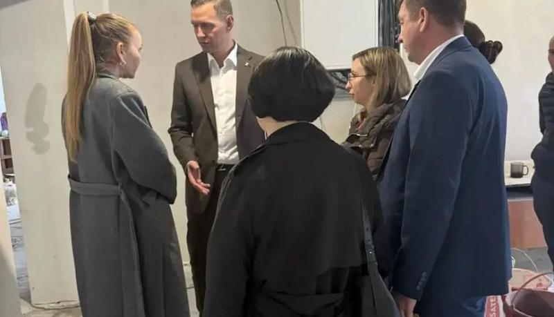 Глава города-героя Новороссийска проверил, как продвигается капитальный ремонт Молодежного центра