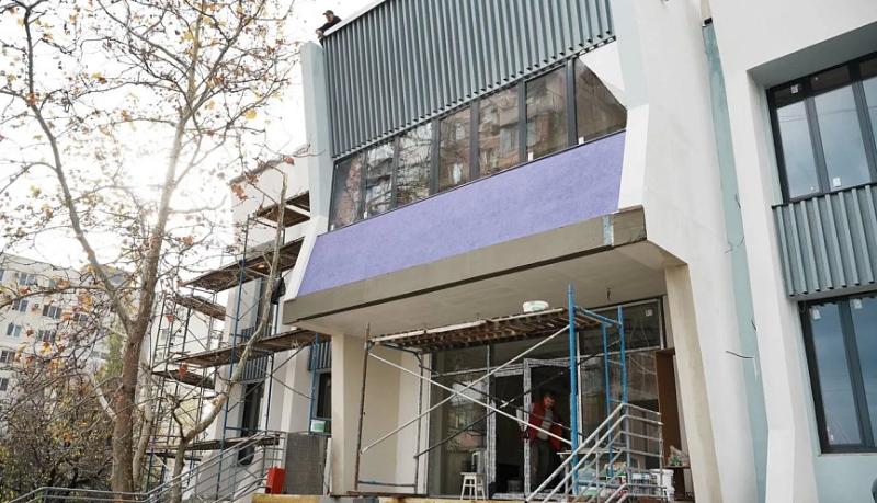 Глава города-героя Новороссийска проверил, как продвигается капитальный ремонт Молодежного центра