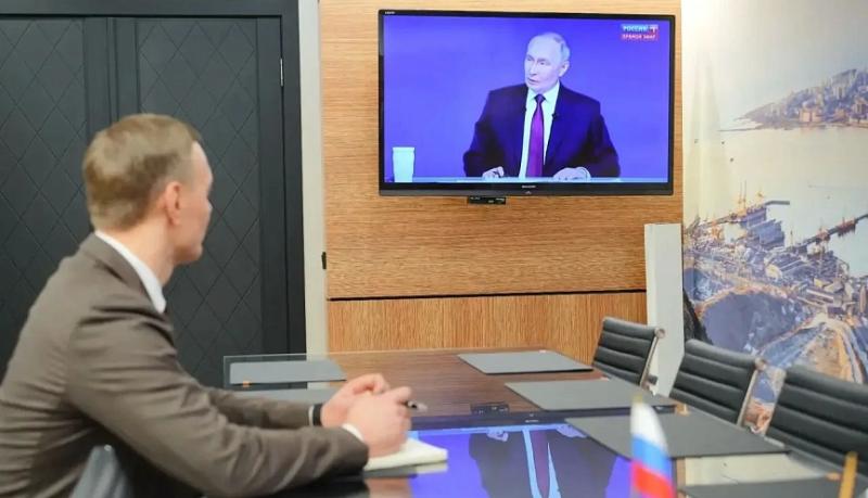 Глава города-героя Новороссийска смотрит &laquo;Прямую линию&raquo; Президента России