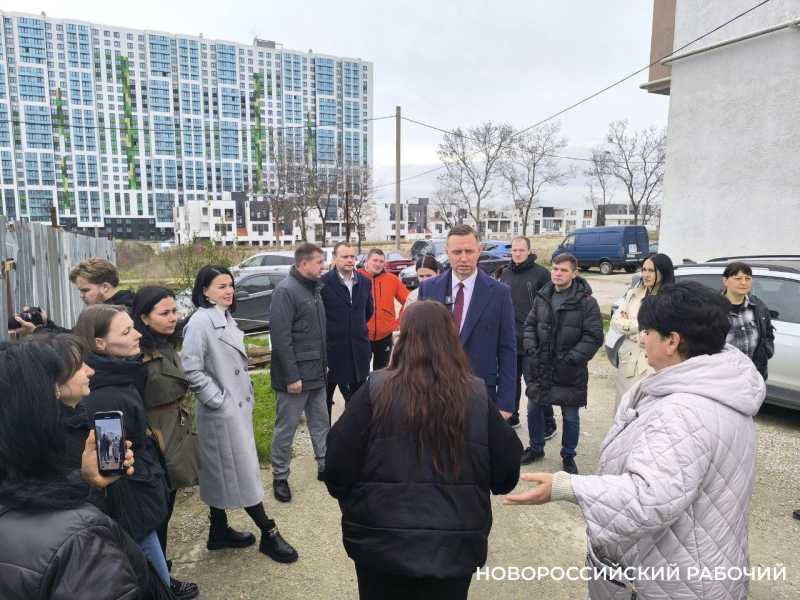 Глава Новороссийска пообещал обманутым дольщикам, что их дом будет достроен