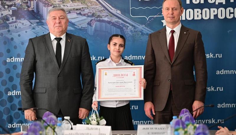 Глава Новороссийска встретился с победителями конкурсов &laquo;Ученик года &ndash; 2025&raquo; и &laquo;Лучший педагог города Новороссийска&raquo;
