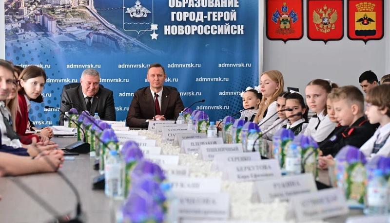 Глава Новороссийска встретился с победителями конкурсов &laquo;Ученик года &ndash; 2025&raquo; и &laquo;Лучший педагог города Новороссийска&raquo;