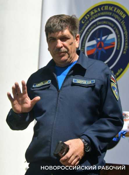 Главный спасатель Новороссийска Алексей Одеров закрывает люки, возит гуманитарку и выручает котиков