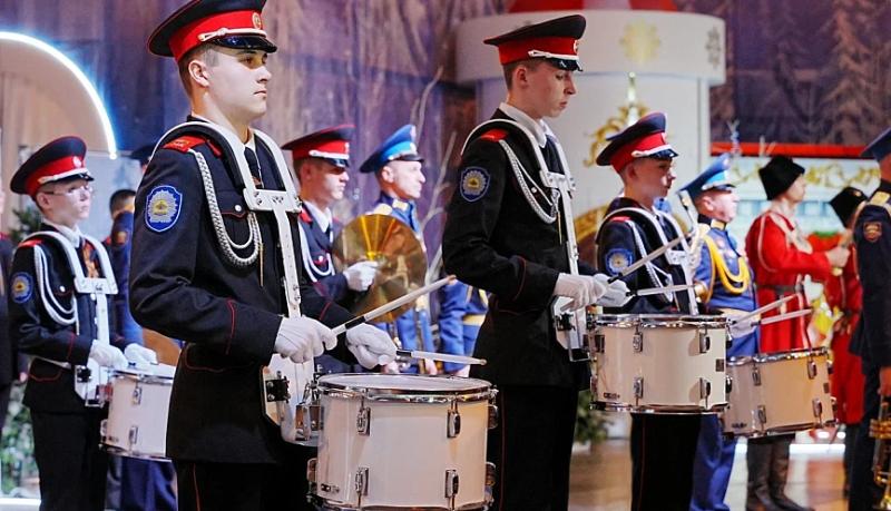 &laquo;Гордость и слава России&raquo;: в Новороссийске состоялся новогодний бал кадет, посвященный Году защитника Отечества