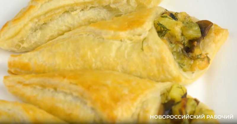 Грибные &laquo;язычки&raquo;: сочная горячая закуска из слоёного теста на новогодний стол