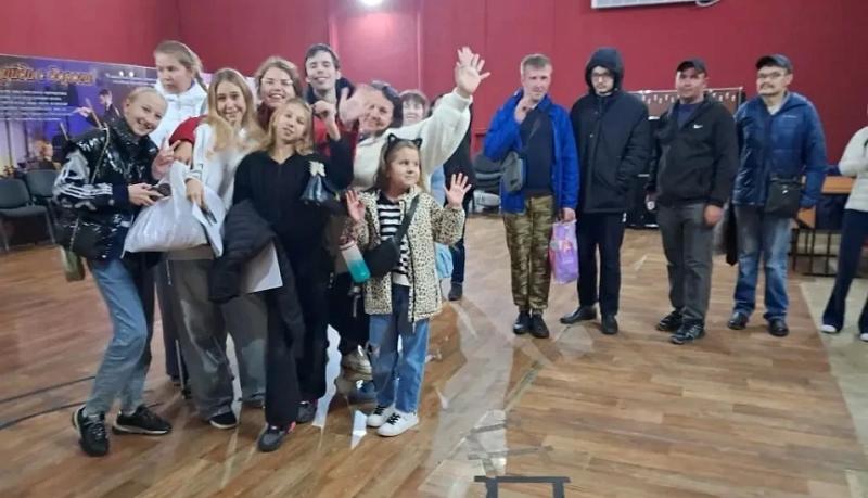 Инклюзивный театр «Город Мечты» учит дарить подарки тем, кто их особенно ждет