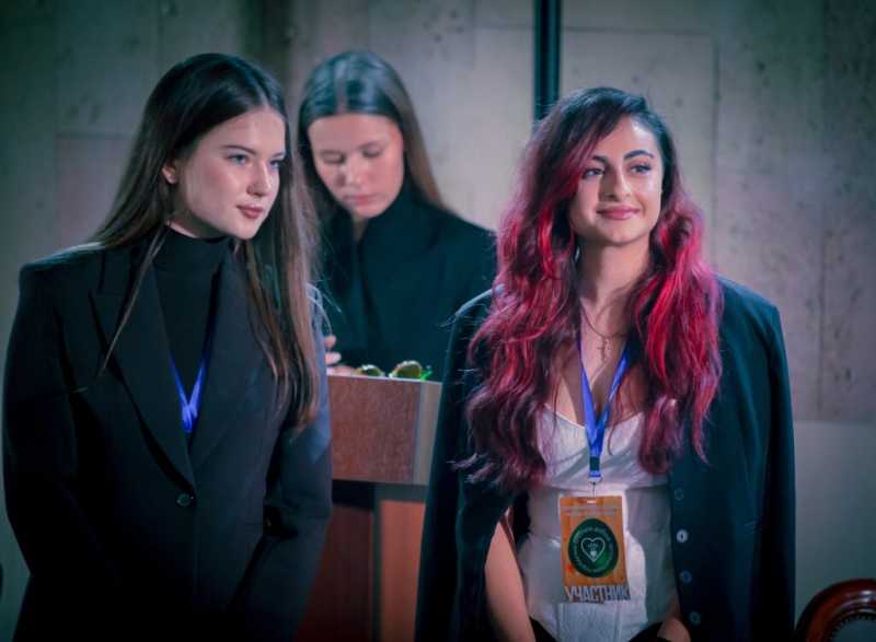 Клип студенток из Новороссийска и ИИ про любовь выиграл приз зрительских симпатий в международном конкурсе