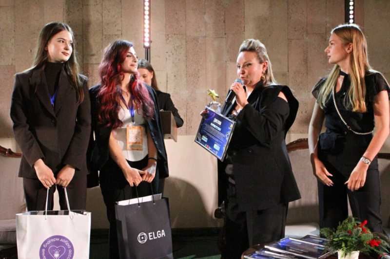 Клип студенток из Новороссийска и ИИ про любовь выиграл приз зрительских симпатий в международном конкурсе