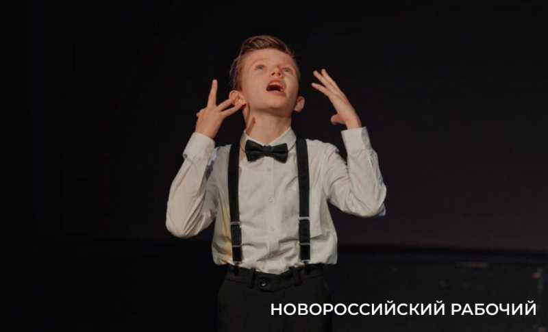 «Когда огонь свечи колышется – это папа мне отвечает». Школьник из Новороссийска стал популярным, спев песню о погибшем на СВО отце