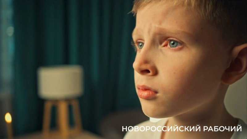 «Когда огонь свечи колышется – это папа мне отвечает». Школьник из Новороссийска стал популярным, спев песню о погибшем на СВО отце