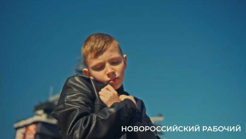 «Когда огонь свечи колышется – это папа мне отвечает». Школьник из Новороссийска стал популярным, спев песню о погибшем на СВО отце