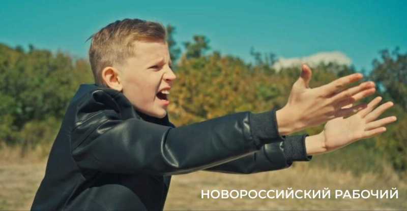 «Когда огонь свечи колышется – это папа мне отвечает». Школьник из Новороссийска стал популярным, спев песню о погибшем на СВО отце