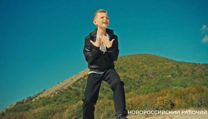 &laquo;Когда огонь свечи колышется &ndash; это папа мне отвечает&raquo;. Школьник из Новороссийска стал популярным, спев песню о погибшем на СВО отце