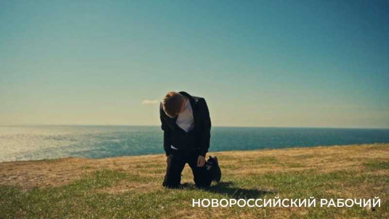 «Когда огонь свечи колышется – это папа мне отвечает». Школьник из Новороссийска стал популярным, спев песню о погибшем на СВО отце