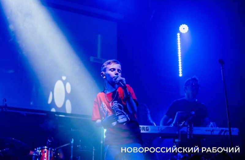 «Когда огонь свечи колышется – это папа мне отвечает». Школьник из Новороссийска стал популярным, спев песню о погибшем на СВО отце