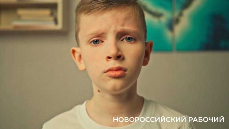 «Когда огонь свечи колышется – это папа мне отвечает». Школьник из Новороссийска стал популярным, спев песню о погибшем на СВО отце