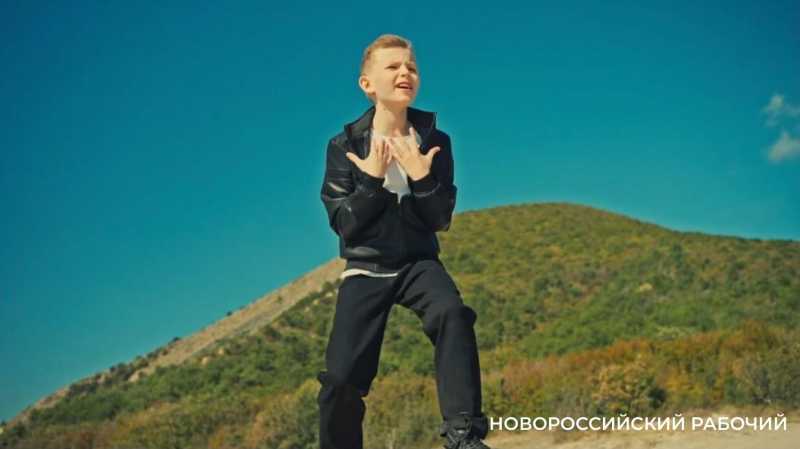 «Когда огонь свечи колышется – это папа мне отвечает». Школьник из Новороссийска стал популярным, спев песню о погибшем на СВО отце