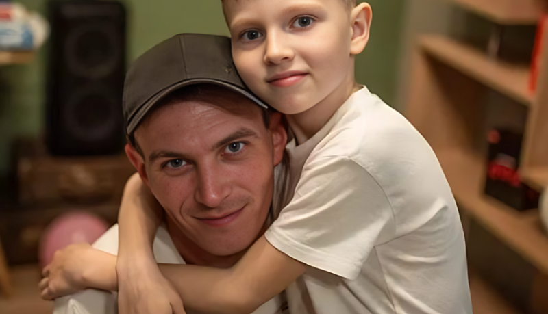 &laquo;Когда огонь свечи колышется &ndash; это папа мне отвечает&raquo;. Школьник из Новороссийска стал популярным, спев песню о погибшем на СВО отце