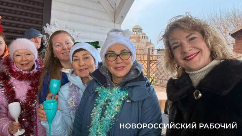 Моржи Новороссийска сделали заплыв и пожелали всем здоровья в новом году