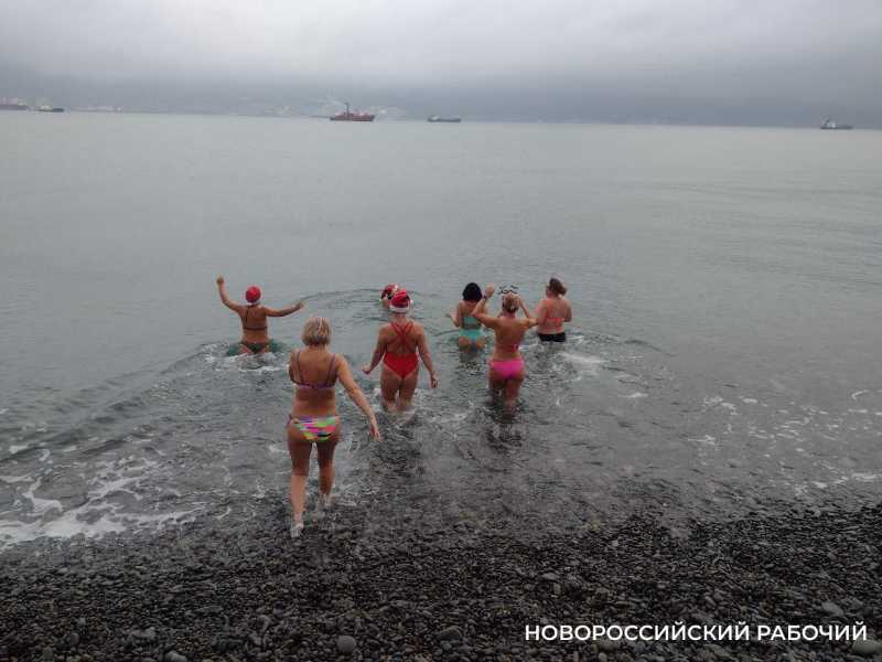 Моржи Новороссийска сделали заплыв и пожелали всем здоровья в новом году