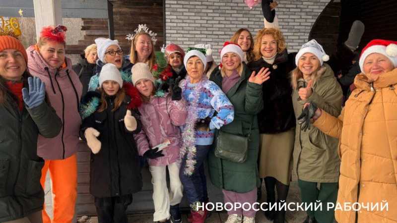 Моржи Новороссийска сделали заплыв и пожелали всем здоровья в новом году