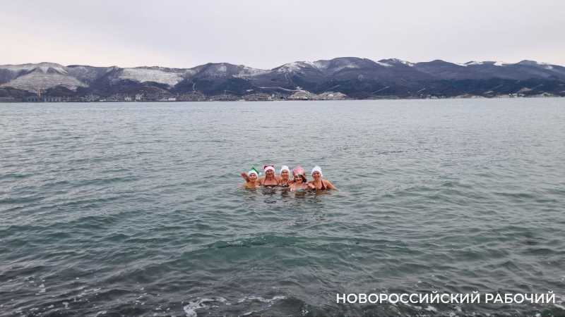 Моржи Новороссийска сделали заплыв и пожелали всем здоровья в новом году