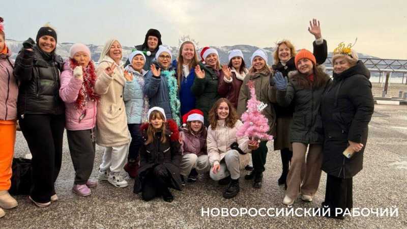Моржи Новороссийска сделали заплыв и пожелали всем здоровья в новом году