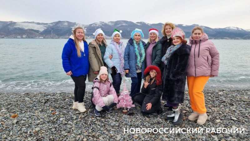 Моржи Новороссийска сделали заплыв и пожелали всем здоровья в новом году