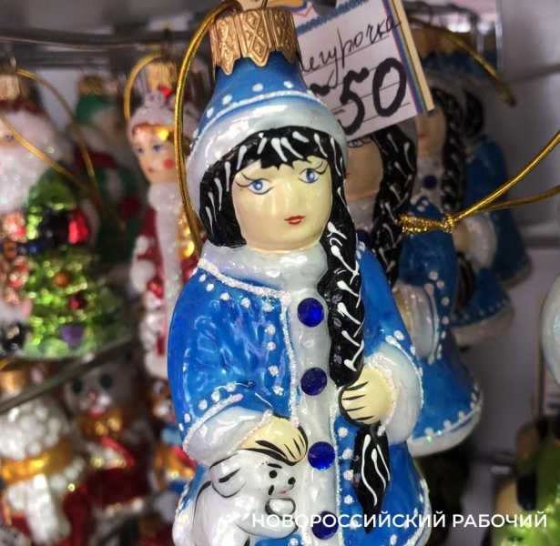 На блошином рынке Новороссийска распродают новогодние советские сокровища