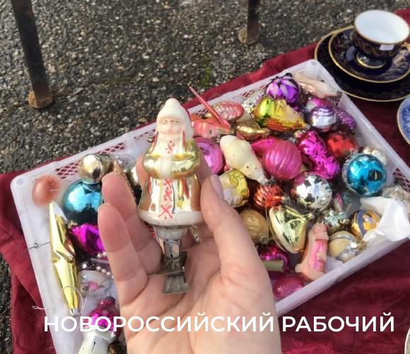 На блошином рынке Новороссийска распродают новогодние советские сокровища