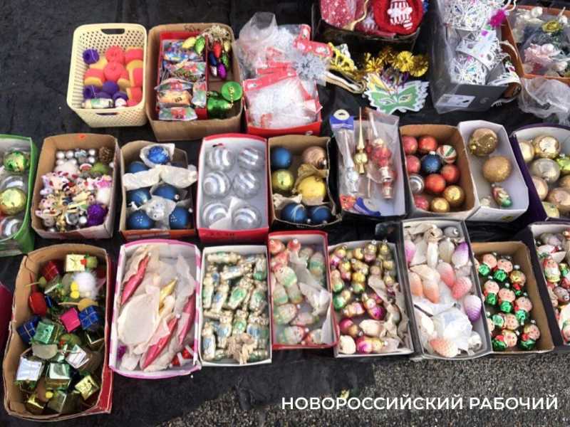 На блошином рынке Новороссийска распродают новогодние советские сокровища