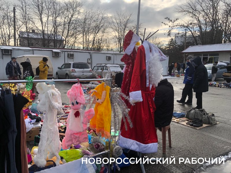 На блошином рынке Новороссийска распродают новогодние советские сокровища