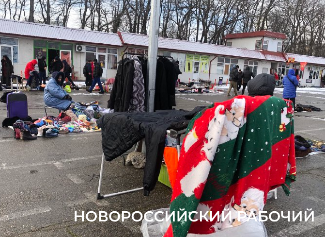 На блошином рынке Новороссийска распродают новогодние советские сокровища