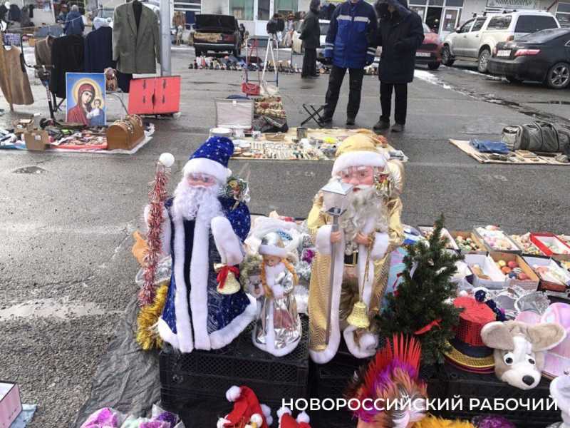 На блошином рынке Новороссийска распродают новогодние советские сокровища